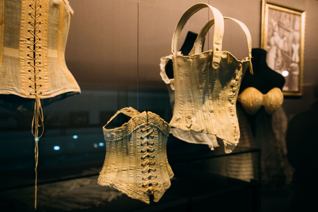 Assortir un Corset : les Meilleurs Accords Vestimentaires