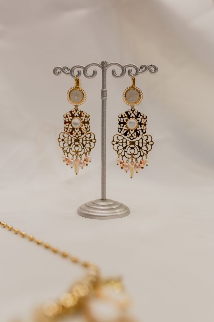 Sublimez vos bijoux en portant un béret : nos astuces mode