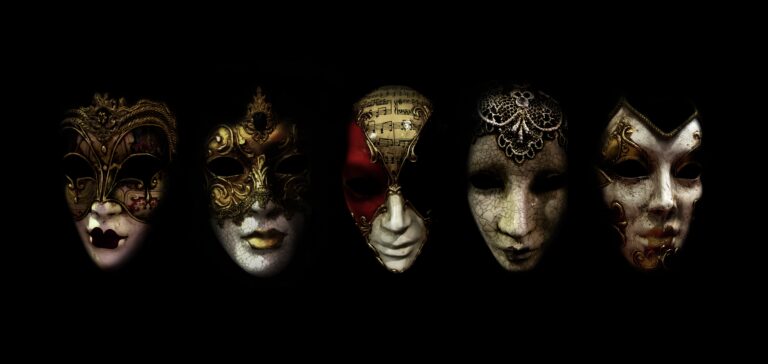 Les mystères dévoilés des masques vénitiens et leurs origines